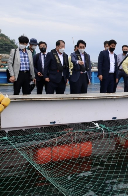 지난달 30일 정광호 농수산위원장(더불어민주당, 신안2)이 신안군 흑산면 고수온 수산양식 피해 현장을 직접 찾아 피해 상황을 확인하고 어업인의 어려움을 경청했다/사진=전남도의회