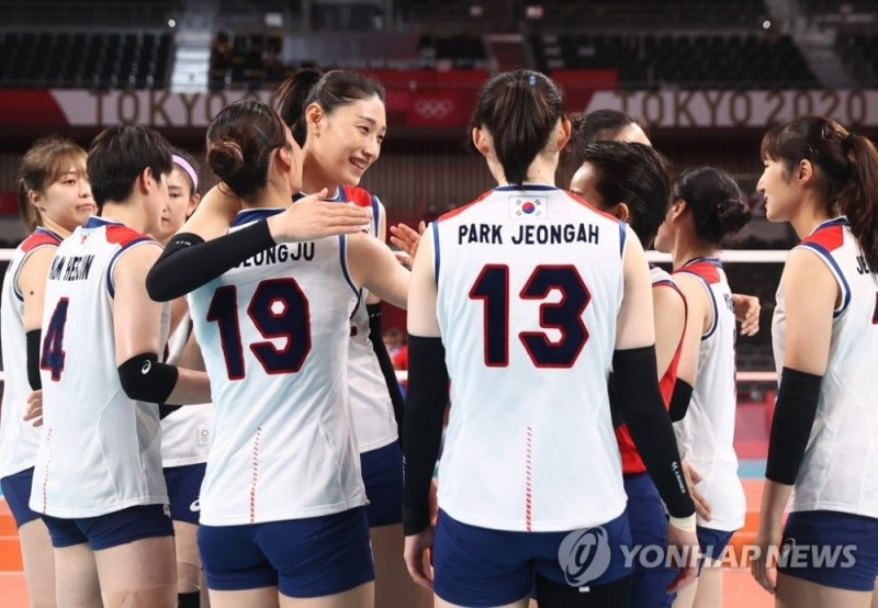 2020도쿄올림픽에서 '에이스' 김연경 등 한국여자배구 선수들이 승리의 기쁨을 함께 나누고 있다. [도코=연합뉴스 자료사진]