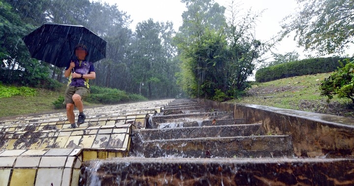 많은 비가 내리고 있는 1일 오전 광주 북구 광주비엔날레관 계단에 빗물이 흘러내리고 있다.