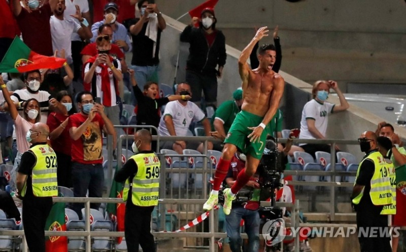 역전 결승골을 터트리고 '호우 세리머니'를 펼치는 호날두(로이터=연합뉴스)