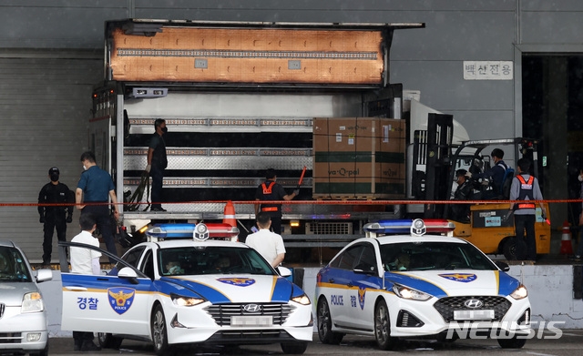 지난달 23일 오후 인천국제공항 화물터미널에서 백신 수송 관계자들이 코로나19 모더나 백신을 수송 차량에 싣고 있다.