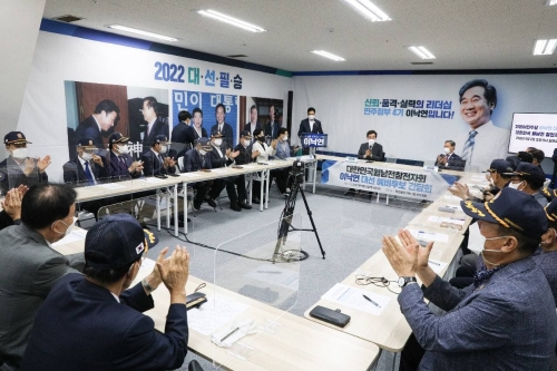 이낙연 더불어민주당 대선 경선 예비후보는 2일 오전 월남전 참전유공자 단체 간부들을 면담하고 현안을 청취했다/사진=이낙연 필연캠프