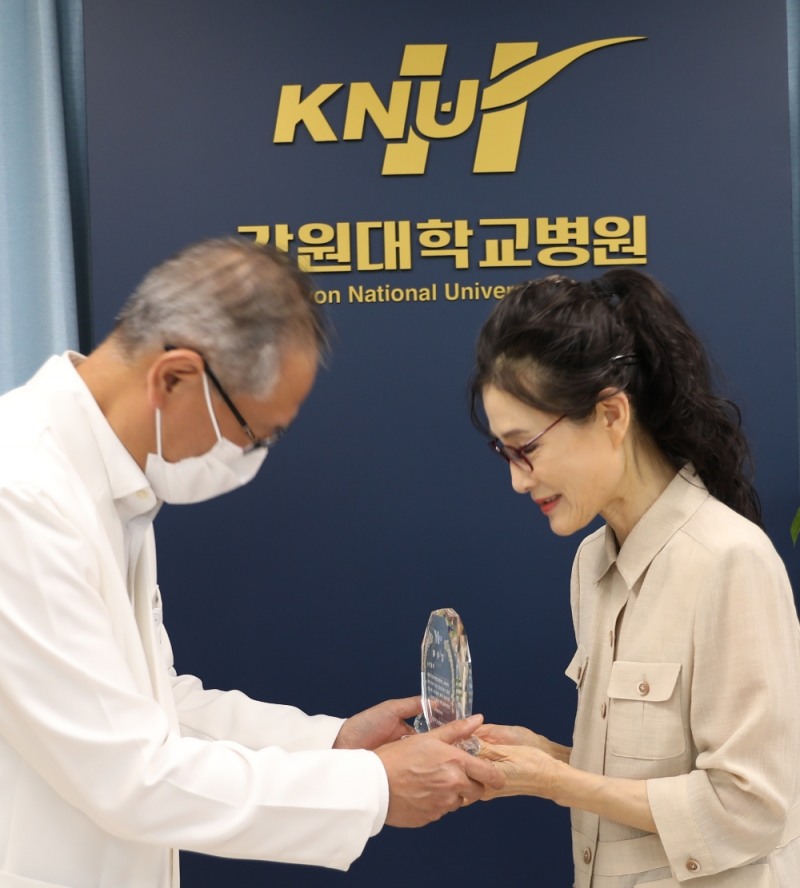 이상신 춘천교육대학교 명예교수(사진 오른쪽)가 지난달 31일 어린이 환자를 위해 사용해 달라며 남우동 강원대병원장에게 1억 원을 전달하고 있다. 사진=춘천교육대학교