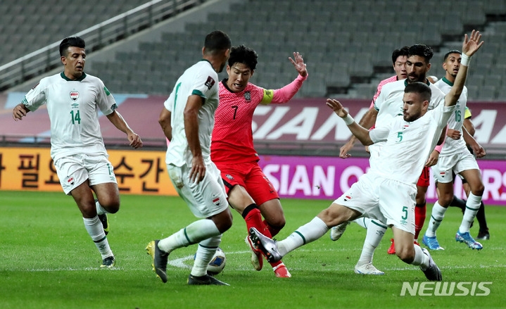 2일 오후 서울 마포구 서울월드컵경기장에서 열린 '2022 FIFA 카타르 월드컵 아시아지역 최종예선 A조 1차전' 대한민국과 이라크의 경기. 손흥민이 돌파하고 있다.