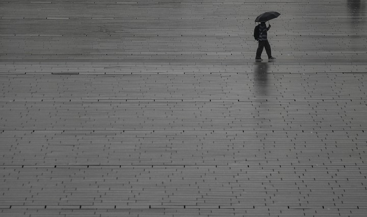 비가 내리고 있는 지난달 31일 오후 서울 서대문구 이화여자대학교에서 우산을 쓴 학생들이 발걸음을 옮기고 있다.
