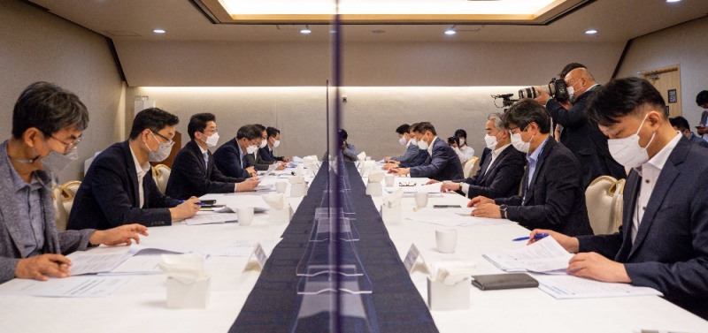 이억원 기획재정부 제1차관이 3일 오전 서울 종로구 정부서울청사에서 열린 제30차 혁신성장 전략점검회의 겸 코로나 정책점검회의 겸 한국판뉴딜 점검 TF 회의를 주재하고 있다. (공동취재사진)