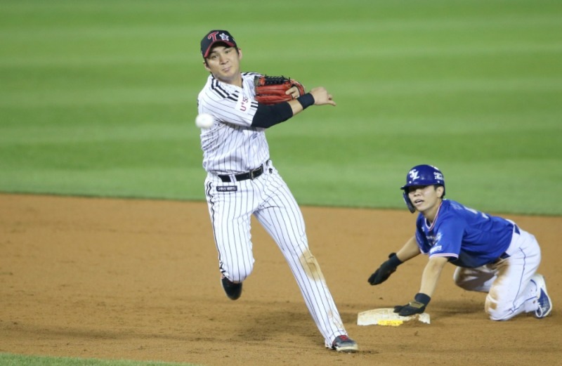 LG 내야 수비의 핵 오지환은 마치 곡예사와 같은 멋진 수비에다 최근 8게임 연속 안타를 날리면서 공수에서 미친 존재감을 나타내고 있다.