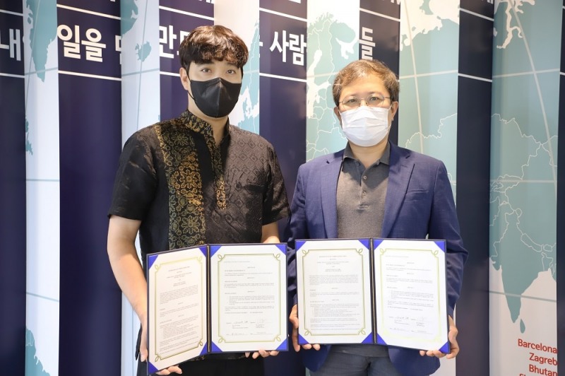 이종익 한국사회투자 대표(오른쪽)와 최진우 살림그룹 부사장(왼쪽)이 지난 23일 서울혁신파크(서울 은평구 소재)에서 기념촬영을 하고 있다. 사진=한국사회투자