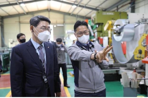 금융권 수장들의 현장경영이 이어지고 있다. 최영식 NH농협은행 경남본부장이 김해시 주촌면에 위치한 ㈜신신사를 방문해 최상기 대표이사로부터 스마트 공장 구축 현황에 대해 청취하고 있다./사진 제공 = NH농협은행