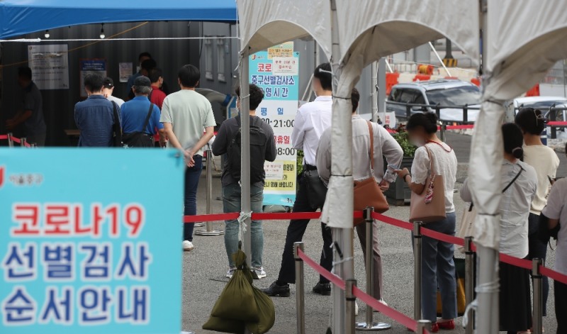 서울 중구 서울역광장 코로나19 임시선별검사소에서 시민들이 검사를 받기 위해 줄서 기다리고 있다. (사진=뉴시스)