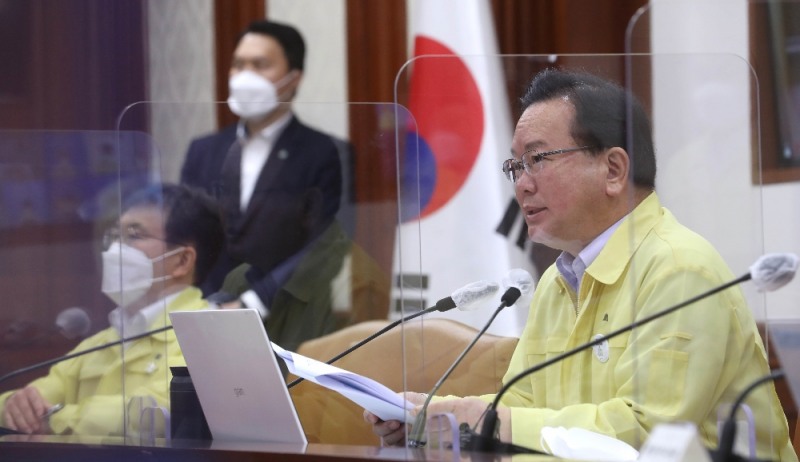 김부겸 국무총리가 3일 오전 서울 종로구 정부서울청사에서 열린 코로나19 중앙재난안전대책본부 회의에서 거리두기 조정안을 발표하고 있다. (공동취재사진)