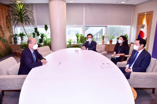 이용섭 광주광역시장이 3일 오후 시청 접견실에서 오타르 베르제니쉬빌리 주한 조지아 대사를 접견하고 광주와 조지아간 문화·예술교류 협력방안 등을 논의하고 있다./사진=광주시