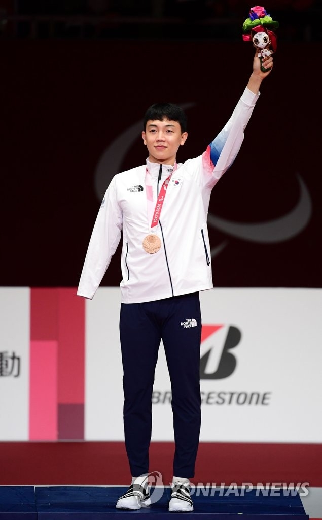 (도쿄=연합뉴스) 3일 일본 지바현 마쿠하리 메세홀 B에서 열린 도쿄 패럴림픽 남자 태권도 75kg급(스포츠등급 K44)에서 동메달을 목에 건 주정훈이 시상대에서 기뻐하고 있다.