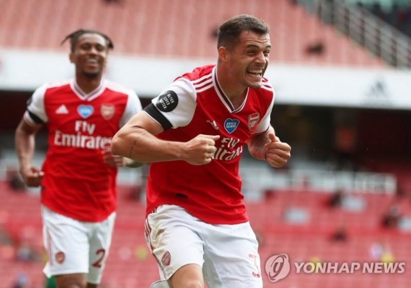 그라니트 자카(오른쪽)