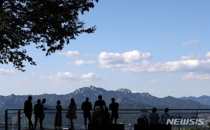 눈부신 볕이 내리쬐고 있는 지난 3일 오후 서울 남산에서 바라본 도심 하늘이 파랗게 보이고 있다.