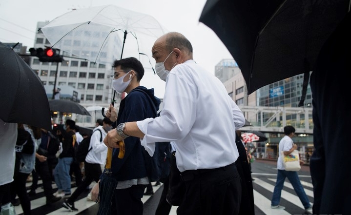 2일 일본 도쿄에서 코로나19 확산 방지를 위해 마스크를 쓴 시민들이 건널목을 건너고 있다.