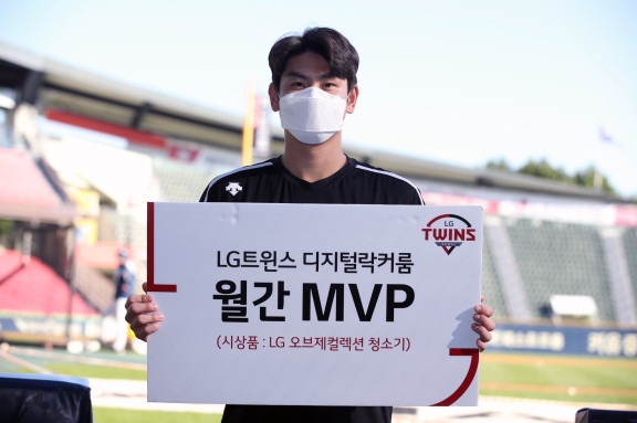 홍창기, 팬들이 선정한 LG 트윈스 디지털락커룸 3회 연속 MVP에 선정돼