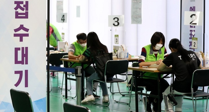 추석 전 코로나19 예방접종을 받으려는 시민들이 늘고 있는 3일 오후 서울 서대문구 북아현문화체육센터에 마련된 코로나19 예방접종센터에서 시민들이 백신 접종을 받기 위해 접수를 하고 있다.