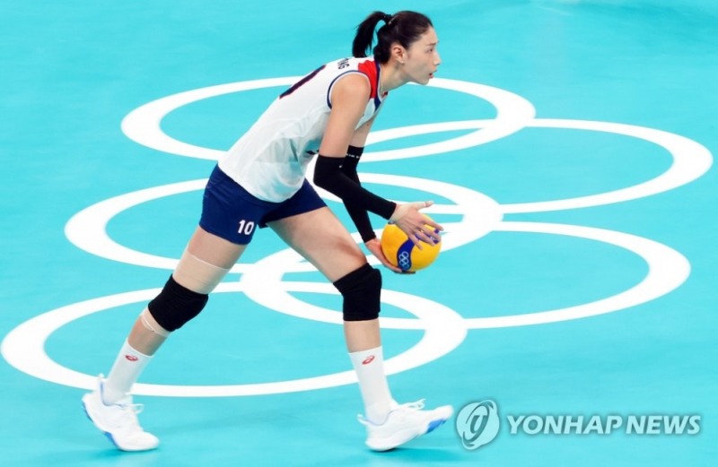 2020도쿄올림픽 여자배구 세르비아와의 동메달 결정전에서 김연경이 서브를 넣으려 하고 있다. [도쿄=연합뉴스 자료사진]