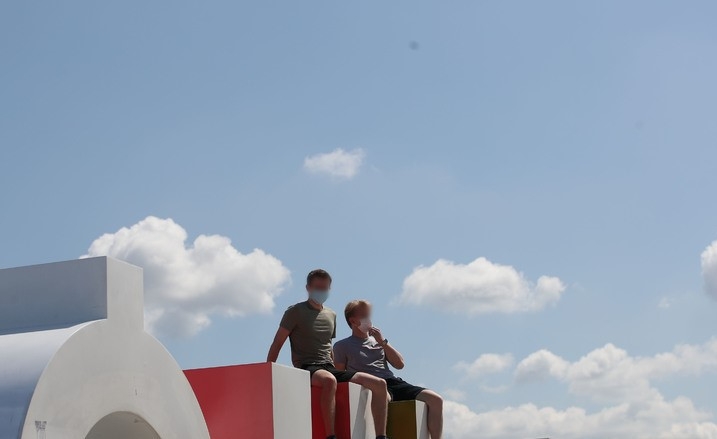 맑은 날씨를 보인 3일 오후 서울 영등포구 여의도 한강공원에서 시민들이 휴식을 취하고 있다.