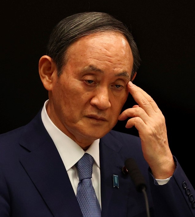 스가 요시히데 일본 총리가 지난달 30일 도쿄에서 코로나19 대응 관련 기자회견에서 생각에 잠긴 모습.