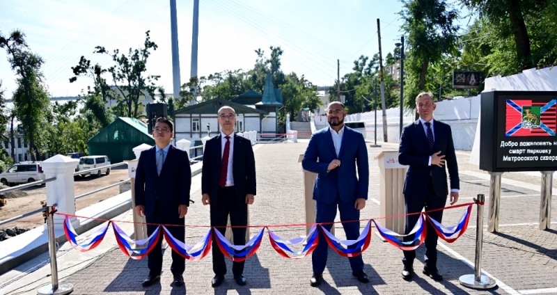 KT가 블라디보스톡 시정부와 ‘AI 스마트 주차장 관제 시스템’의 시범 사업을 추진한다. 사진은 금각교 인근에서 진행된 사업 협력식 후 기념 촬영을 하는 모습. 왼쪽부터 실리콘큐브 임종윤 대표, KT 문성욱 글로벌사업본부장, 블라디보스톡 콘스탄틴 쉐스타코프 시장, 극동개발공사 이고르 노소프 CEO / 사진 = KT