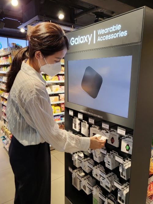 갤럭시 워치4' '갤럭시 버즈2' 등 최신 갤럭시 웨어러블 기기를 이마트24에서 판매한다. 이마트24 삼청동점에 설치된 진열대 모습. / 사진 = 삼성전자 제공