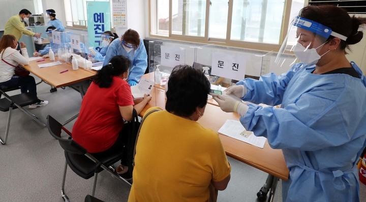 광주 광산구는 지난 4일부터 월곡 2동 행정복지센터에 임시 접종센터를 마련, 외국인 주민을 대상으로 코로나19 예방 얀센 백신을 접종하고 있다고 5일 밝혔다. (사진=광주 광산구 제공)