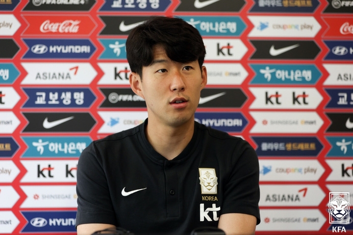 손흥민이 5일 오후 경기 파주시 축구 국가대표 트레이닝센터(NFC)에서 훈련을 앞두고 인터뷰를 하고 있다.(사진=KFA 제공)