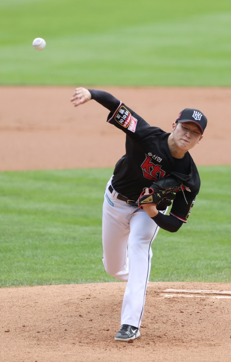 배제성은 1회 호잉의 호수비에다 4회까지 11점을 뽑아주는 넉넉한 타선의 도움으로 70구 5이닝만 던지고 시즌 8승째를 수확했다.