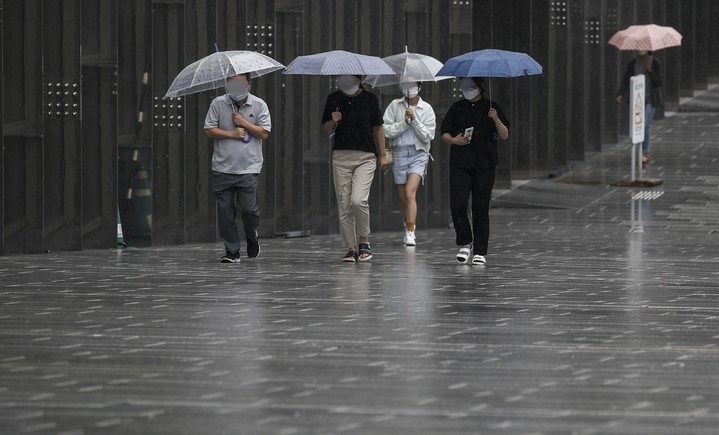 비가 내리고 있는 지난달 31일 오후 서울 서대문구 이화여자대학교에서 우산을 쓴 학생들이 발걸음을 옮기고 있다.