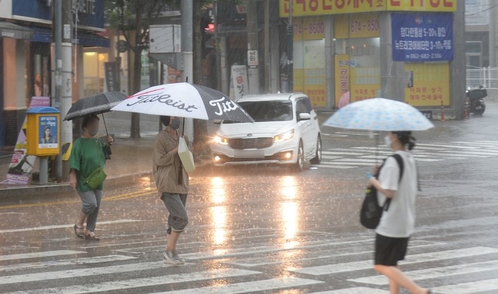 1일 오전 광주 남구 봉선동에 가을비가 내리고 있다.