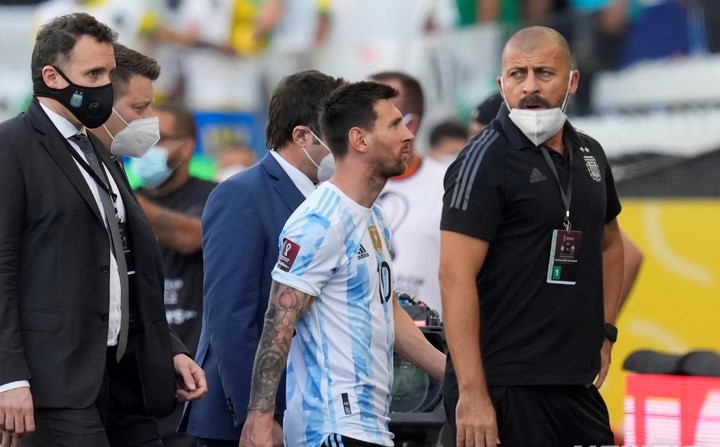 브라질과 아르헨티나 간 월드컵 예선전에 출전한 아르헨티나의 리오넬 메시가 5일(현지시간) 경기 시작 7분만에 코로나19 논란으로 경기가 중단된 후 경기장을 떠나고 있다. 브라질 보건 당국은 아르헨티나 선수 4명이 격리 규정을 위반해 출전이 불가능하다고 주장, 경기가 중단됐다.