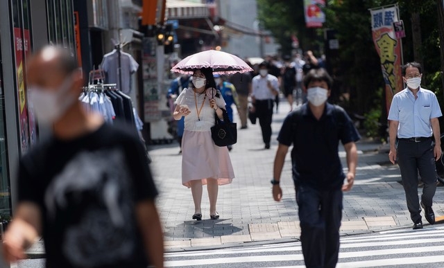 지난달 26일 일본 도쿄에서 코로나19 예방을 위해 마스크를 쓴 시민들이 횡단보도를 건너고 있다