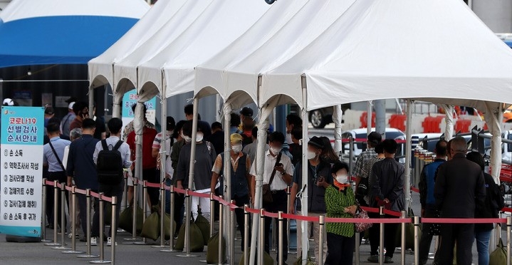 6일 오전 서울 중구 서울역 광장에 마련된 임시선별검사소에는 코로나19 검사를 받으려는 시민들이 줄을 길게 서 있다