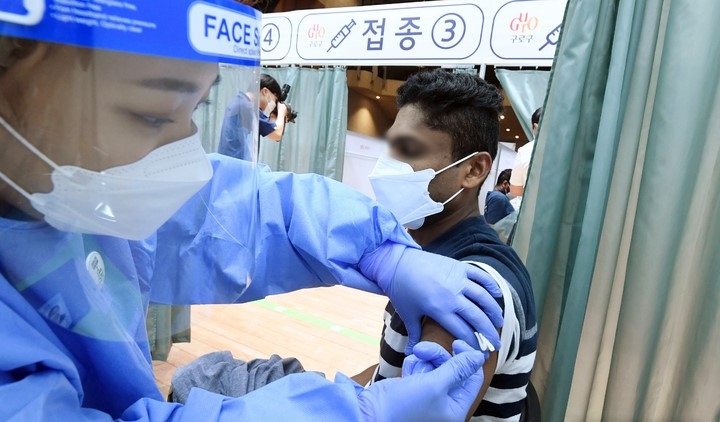 외국인 노동자들이 5일 오후 서울 구로구 예방접종센터에서 백신 접종 받고 있다. (공동취재사진)