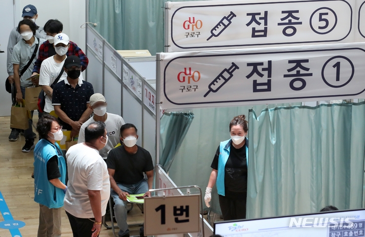 외국인 노동자들이 5일 오후 서울 구로구 예방접종센터에서 백신 접종 받기 위해 대기하고 있다.
