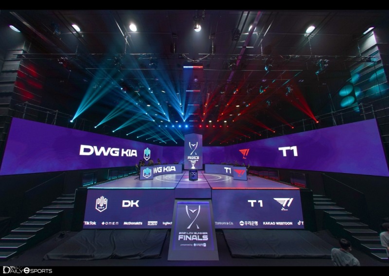 선수들과 그들의 플레이에만 집중될 수 있도록 무대와 스크린으로 가득 찬 결승 무대.