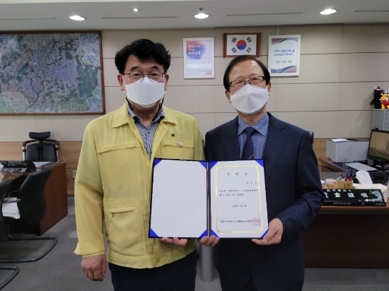 김종효 광주광역시 행정부시장이 6일 시청 행정부시장실에서 제3대 광주도시재생공동체센터 대표이사로 임명된 남승진씨에게 임명장을 수여한 후 기념촬영을 하고 있다./사진=광주시