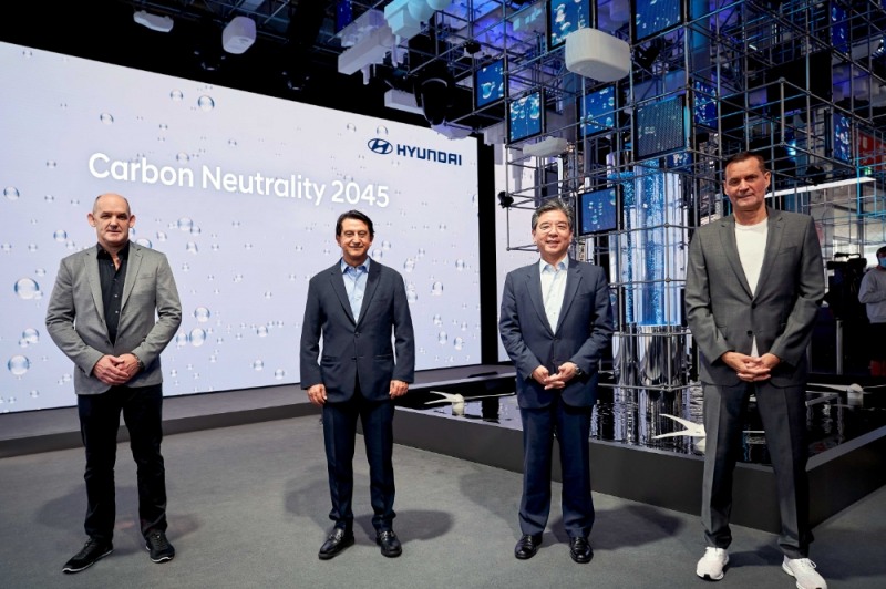 (왼쪽부터) 마이클 콜 유럽권역본부장, 호세 무뇨스 북미권역본부장, 장재훈 사장, 토마스 쉬미에라 부사장이 IAA 2021 현대차 보도발표회에서 기념사진을 찍고 있다.