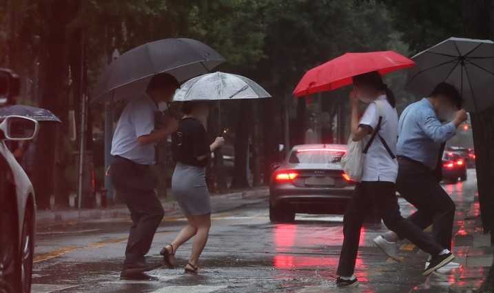 가을 장마로 인한 많은 비가 내리고 있는 지난달 31일 오후 서울 종로구 한 도로에서 시민들이 퇴근길 우산을 들고 발걸음을 재촉하고 있다.