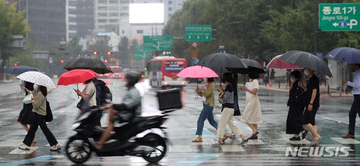가을 장마로 인한 많은 비가 내리고 있는 31일 오후 서울 종로구 한 도로에서 시민들이 퇴근길 우산을 들고 발걸음을 재촉하고 있다.