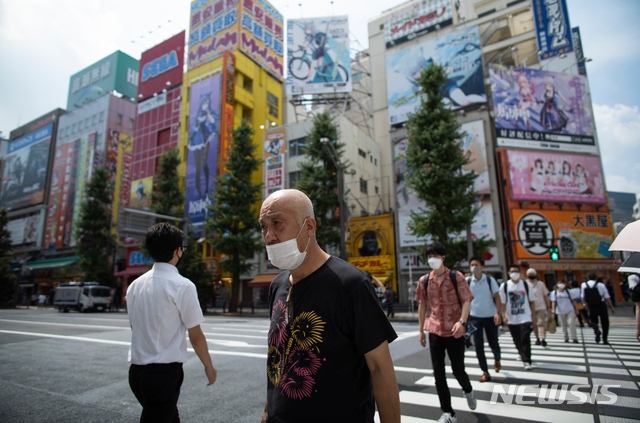 26일 일본 도쿄에서 코로나19 예방을 위해 마스크를 쓴 시민들이 횡단보도를 건너고 있다.