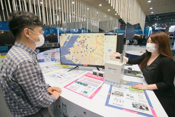 ‘WSCE 2021’에서 KT 부스에 전시된 ‘지자체 맞춤형 환경 플랫폼’을 KT 직원들이 확인하는 모습/사진 제공 = KT