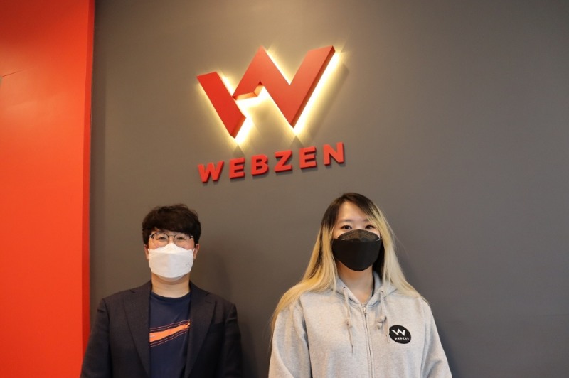 웹젠 김우석 팀장(왼쪽)과 최선혜 PM.