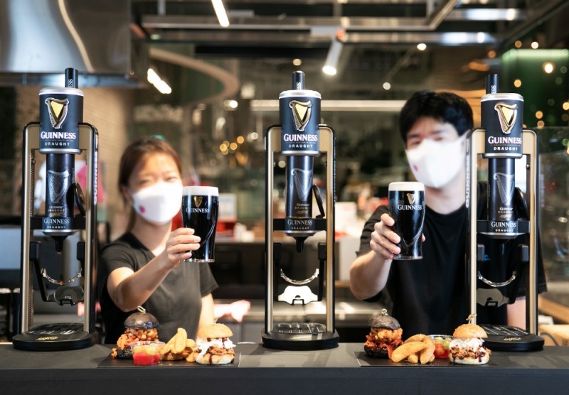 여의도 더현대 서울 지하 1층 식품행사장에 마련된 기네스X로우앤슬로우 팝업스토어