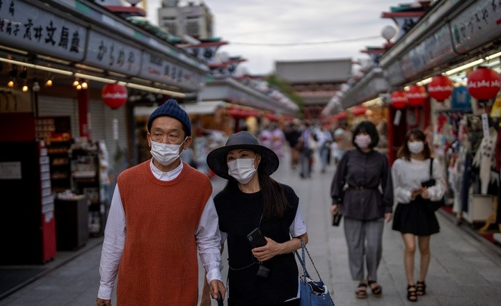 일본 도쿄 시내 쇼핑가에서 5일 코로나19 예방을 위해 마스크를 착용한 시민들이 가게 구경을 하면서 걸어가고 있다. 