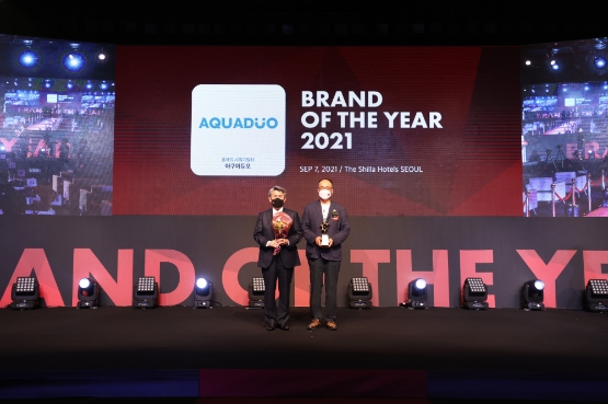 7일 서울신라호텔에서 열린 '올해의 브랜드 대상' 시상식에서 김성규 샤워플러스 기업부설연구소 소장이 수상하고 있다./사진 제공 = 샤워플러스 아쿠아듀오