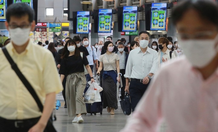 지난 6일 일본 도쿄의 한 지하철 역에서 시민들이 코로나19 감염 예방을 위해 마스크를 쓴 채 걷고 있다.