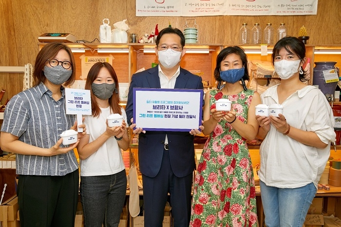 사진=그린 리프 멤버십 런칭 기념 필터 전달식에서 브리타코리아 이재영 마케팅 상무(가운데)와 십년후연구소 송성희 대표, 알맹상점 이주은, 고금숙, 양래교 공동대표(왼쪽부터)가 기념 촬영을 하고 있다.